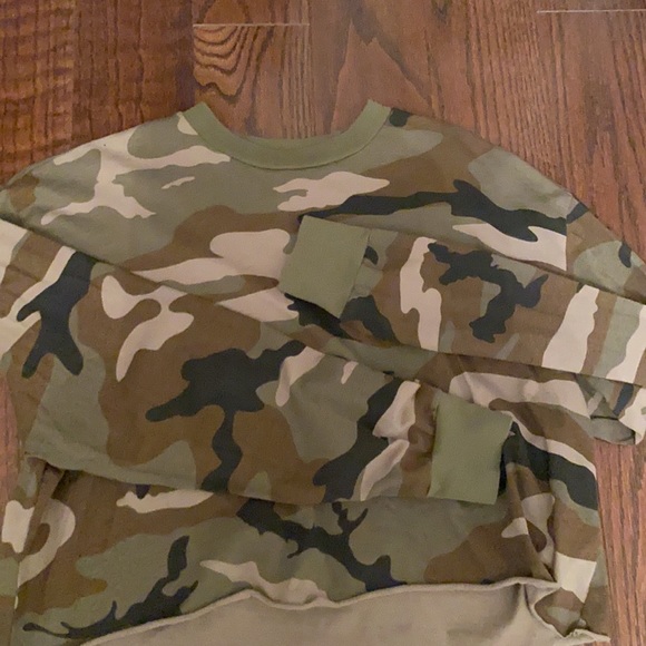 Cropped TNA long sleeve in size small! Army print pattern on the whole shirt - Picture 2 of 3